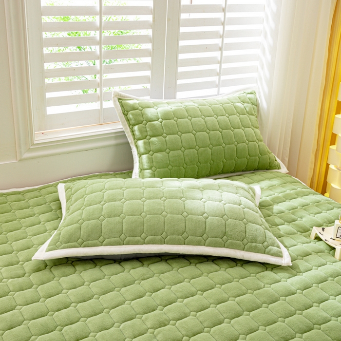 91家纺网 家纺一手货源 找家纺 女子家纺 2025新款全消光牛奶绒床垫 苹果绿