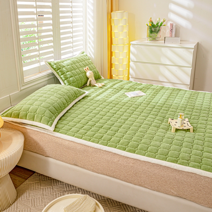 91家纺网 家纺一手货源 找家纺 女子家纺 2025新款全消光牛奶绒床垫 苹果绿