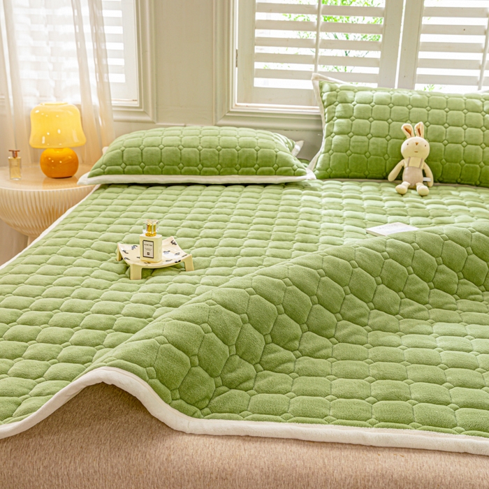 91家纺网 家纺一手货源 找家纺 女子家纺 2025新款全消光牛奶绒床垫 苹果绿
