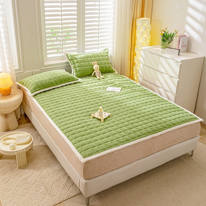 91家纺网 家纺一手货源 找家纺 女子家纺 2025新款全消光牛奶绒床垫 苹果绿