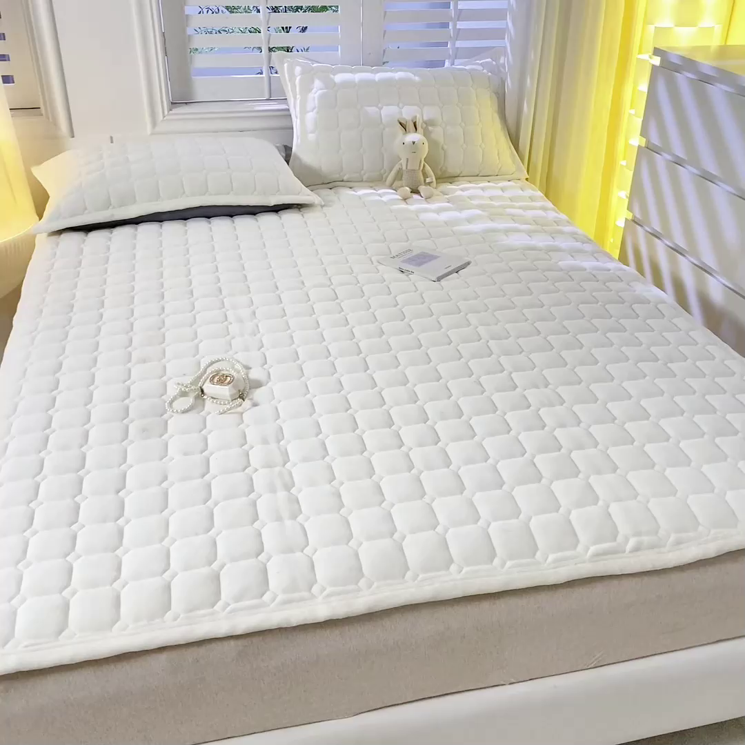 91家纺网 家纺一手货源 找家纺 女子家纺 2025新款全消光牛奶绒床垫 奶油白