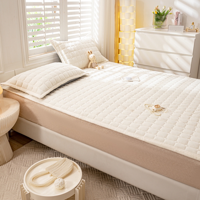 91家纺网 家纺一手货源 找家纺 女子家纺 2025新款全消光牛奶绒床垫 奶油白