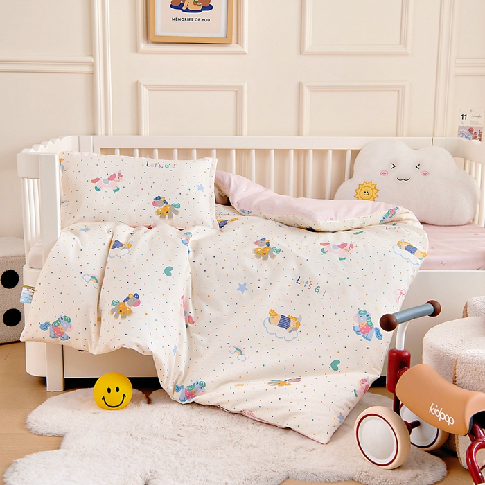 91家纺网 家纺一手货源 找家纺 芭伯妮 2026新款全棉AB版幼儿园三件套宝宝午睡被子六件套儿童被套多件套（第一批） 彩虹木马