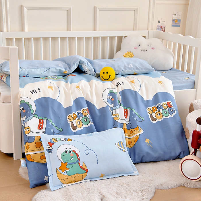 91家纺网 家纺一手货源 找家纺 芭伯妮 2026新款全棉AB版幼儿园三件套宝宝午睡被子六件套儿童被套多件套（第一批） 星际恐龙