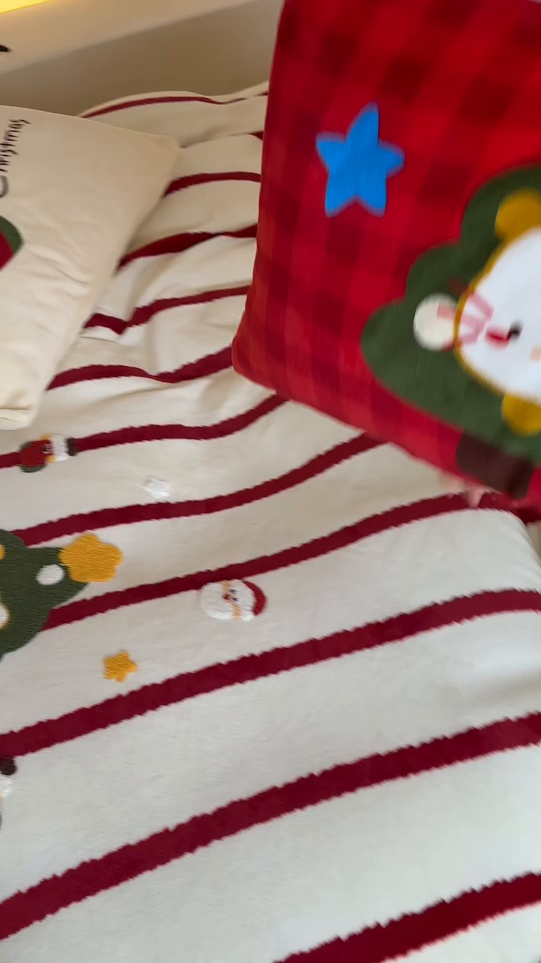 91家纺网 家纺一手货源 找家纺 （总）桃子家居 2025新款A类毛巾绣立体数码印花可爱卡通圣诞印加绣加厚牛奶绒系列四件套