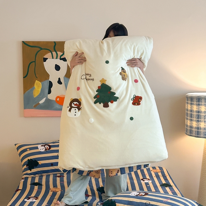 91家纺网 家纺一手货源 找家纺 桃子家居 2025新款A类毛巾绣立体数码印花可爱卡通圣诞印加绣加厚牛奶绒系列四件套 绒印加绣-奶黄条纹雪人