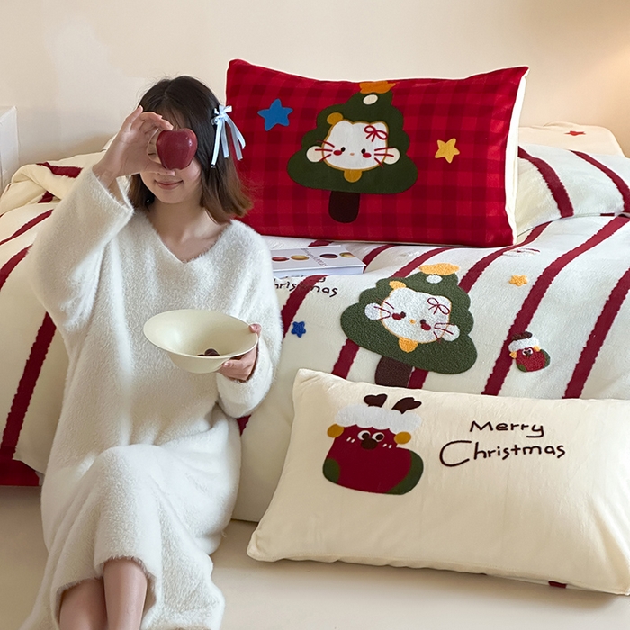 91家纺网 家纺一手货源 找家纺 桃子家居 2025新款A类毛巾绣立体数码印花可爱卡通圣诞印加绣加厚牛奶绒系列四件套 绒印加绣-安哥拉红条猫咪