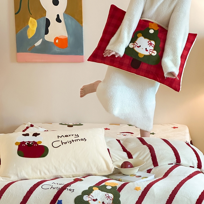 91家纺网 家纺一手货源 找家纺 桃子家居 2025新款A类毛巾绣立体数码印花可爱卡通圣诞印加绣加厚牛奶绒系列四件套 绒印加绣-安哥拉红条猫咪