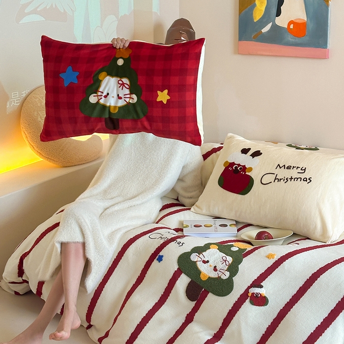 91家纺网 家纺一手货源 找家纺 桃子家居 2025新款A类毛巾绣立体数码印花可爱卡通圣诞印加绣加厚牛奶绒系列四件套 绒印加绣-安哥拉红条猫咪