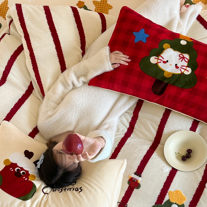 91家纺网 家纺一手货源 找家纺 桃子家居 2025新款A类毛巾绣立体数码印花可爱卡通圣诞印加绣加厚牛奶绒系列四件套 绒印加绣-安哥拉红条猫咪