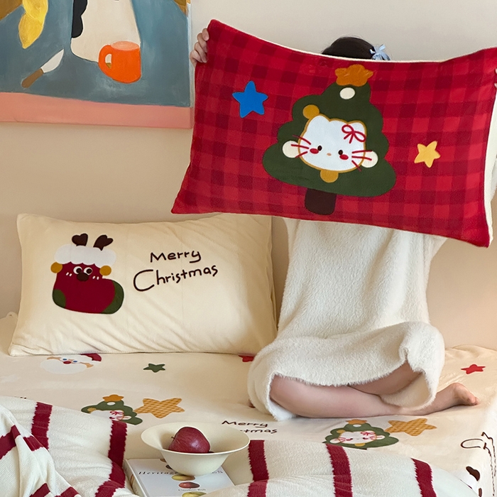 91家纺网 家纺一手货源 找家纺 桃子家居 2025新款A类毛巾绣立体数码印花可爱卡通圣诞印加绣加厚牛奶绒系列四件套 绒印加绣-安哥拉红条猫咪