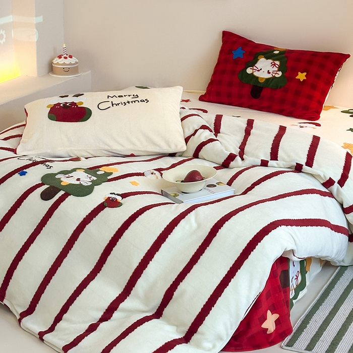 91家纺网 家纺一手货源 找家纺 桃子家居 2025新款A类毛巾绣立体数码印花可爱卡通圣诞印加绣加厚牛奶绒系列四件套 绒印加绣-安哥拉红条猫咪