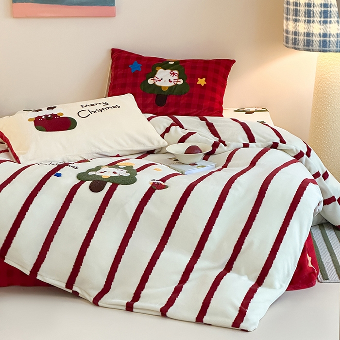 91家纺网 家纺一手货源 找家纺 桃子家居 2025新款A类毛巾绣立体数码印花可爱卡通圣诞印加绣加厚牛奶绒系列四件套 绒印加绣-安哥拉红条猫咪