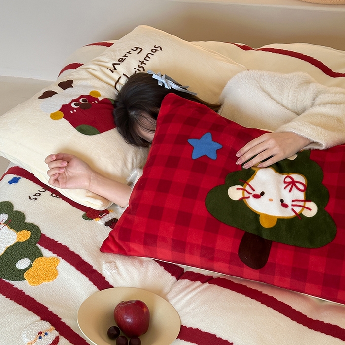 91家纺网 家纺一手货源 找家纺 桃子家居 2025新款A类毛巾绣立体数码印花可爱卡通圣诞印加绣加厚牛奶绒系列四件套 绒印加绣-安哥拉红条猫咪