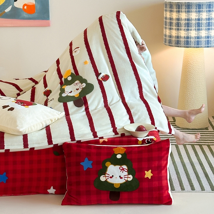 91家纺网 家纺一手货源 找家纺 桃子家居 2025新款A类毛巾绣立体数码印花可爱卡通圣诞印加绣加厚牛奶绒系列四件套 绒印加绣-安哥拉红条猫咪