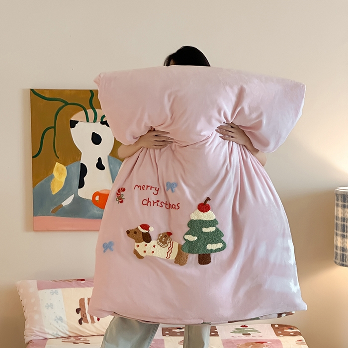 桃子家居 2025新款A类毛巾绣立体数码印花可爱卡通圣诞印加绣加厚牛奶绒系列四件套 绒印加绣-粉粉腊肠小狗