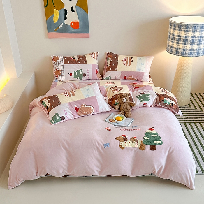 91家纺网 家纺一手货源 找家纺 桃子家居 2025新款A类毛巾绣立体数码印花可爱卡通圣诞印加绣加厚牛奶绒系列四件套 绒印加绣-粉粉腊肠小狗