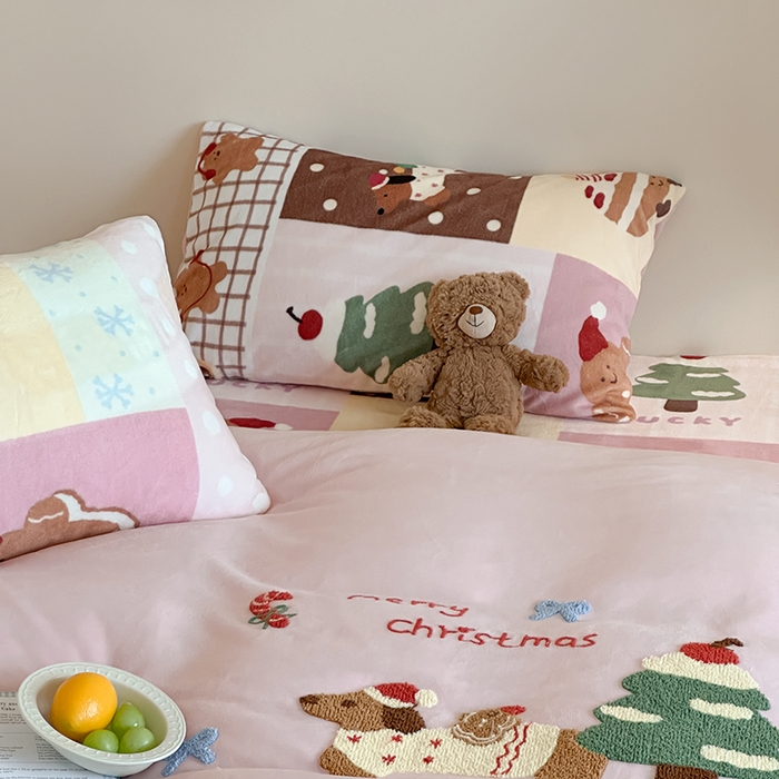 91家纺网 家纺一手货源 找家纺 桃子家居 2025新款A类毛巾绣立体数码印花可爱卡通圣诞印加绣加厚牛奶绒系列四件套 绒印加绣-粉粉腊肠小狗