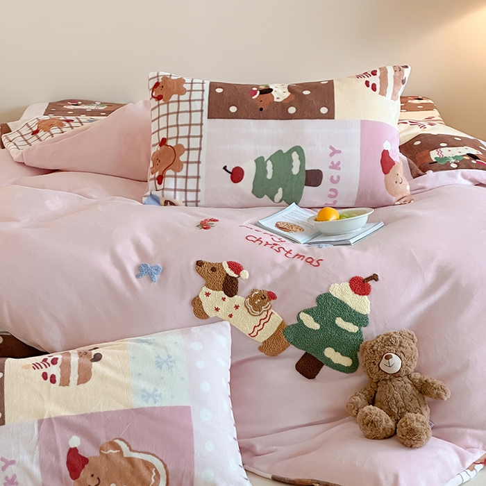 91家纺网 家纺一手货源 找家纺 桃子家居 2025新款A类毛巾绣立体数码印花可爱卡通圣诞印加绣加厚牛奶绒系列四件套 绒印加绣-粉粉腊肠小狗