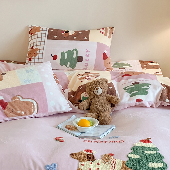 91家纺网 家纺一手货源 找家纺 桃子家居 2025新款A类毛巾绣立体数码印花可爱卡通圣诞印加绣加厚牛奶绒系列四件套 绒印加绣-粉粉腊肠小狗