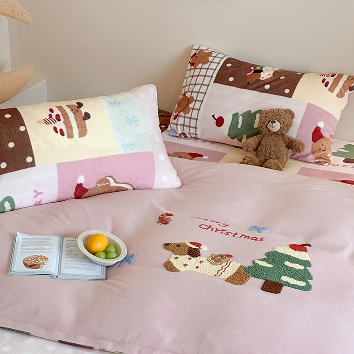 91家纺网 家纺一手货源 找家纺 桃子家居 2025新款A类毛巾绣立体数码印花可爱卡通圣诞印加绣加厚牛奶绒系列四件套 绒印加绣-粉粉腊肠小狗