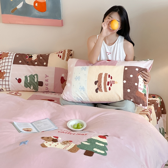 91家纺网 家纺一手货源 找家纺 桃子家居 2025新款A类毛巾绣立体数码印花可爱卡通圣诞印加绣加厚牛奶绒系列四件套 绒印加绣-粉粉腊肠小狗