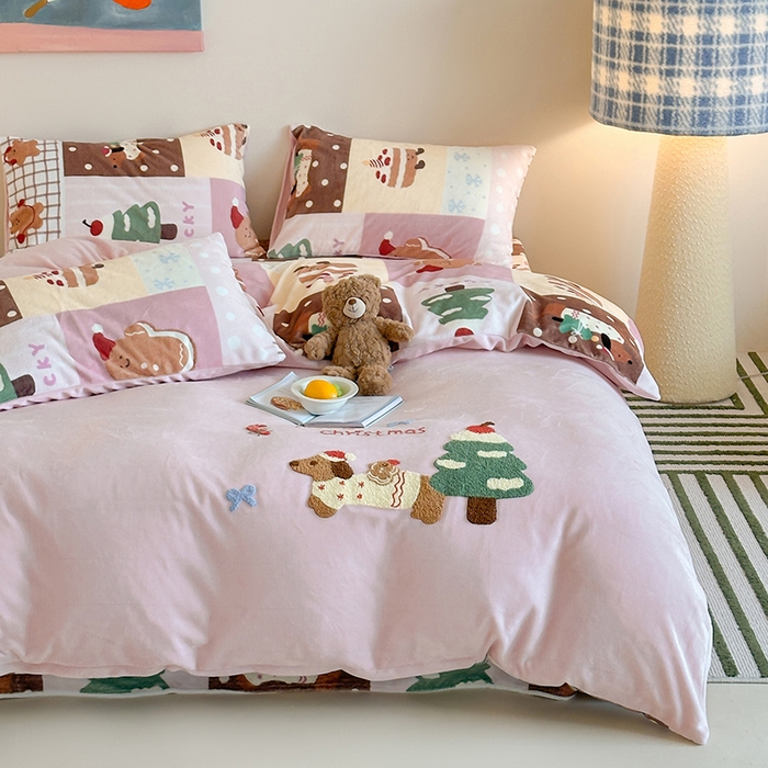 91家纺网 家纺一手货源 找家纺 桃子家居 2025新款A类毛巾绣立体数码印花可爱卡通圣诞印加绣加厚牛奶绒系列四件套 绒印加绣-粉粉腊肠小狗