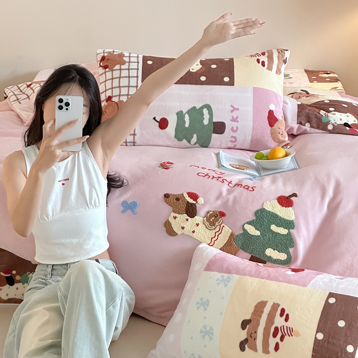 91家纺网 家纺一手货源 找家纺 桃子家居 2025新款A类毛巾绣立体数码印花可爱卡通圣诞印加绣加厚牛奶绒系列四件套 绒印加绣-粉粉腊肠小狗