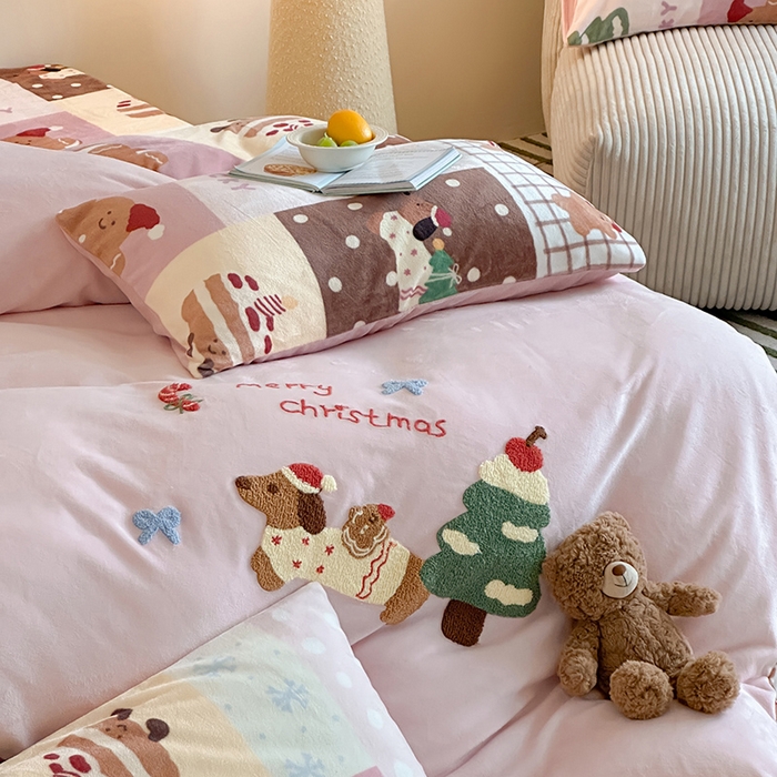 91家纺网 家纺一手货源 找家纺 桃子家居 2025新款A类毛巾绣立体数码印花可爱卡通圣诞印加绣加厚牛奶绒系列四件套 绒印加绣-粉粉腊肠小狗