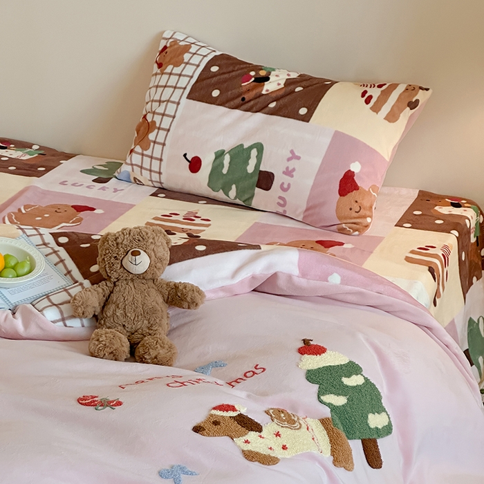 91家纺网 家纺一手货源 找家纺 桃子家居 2025新款A类毛巾绣立体数码印花可爱卡通圣诞印加绣加厚牛奶绒系列四件套 绒印加绣-粉粉腊肠小狗