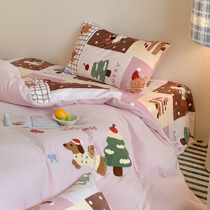 91家纺网 家纺一手货源 找家纺 桃子家居 2025新款A类毛巾绣立体数码印花可爱卡通圣诞印加绣加厚牛奶绒系列四件套 绒印加绣-粉粉腊肠小狗