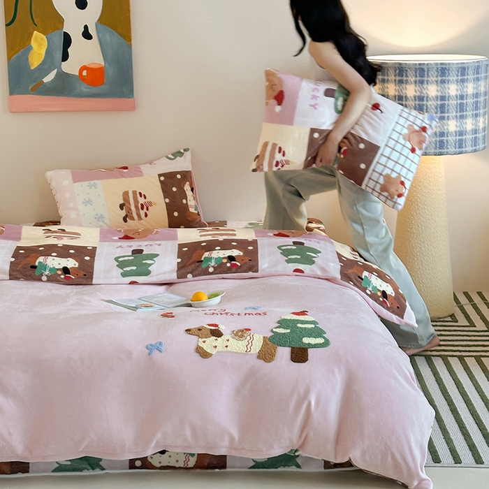 91家纺网 家纺一手货源 找家纺 桃子家居 2025新款A类毛巾绣立体数码印花可爱卡通圣诞印加绣加厚牛奶绒系列四件套 绒印加绣-粉粉腊肠小狗