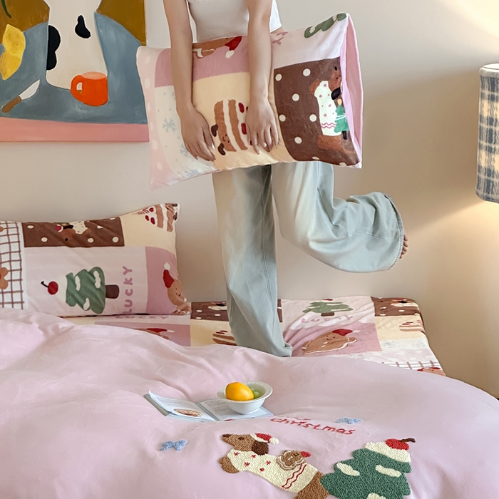 91家纺网 家纺一手货源 找家纺 桃子家居 2025新款A类毛巾绣立体数码印花可爱卡通圣诞印加绣加厚牛奶绒系列四件套 绒印加绣-粉粉腊肠小狗