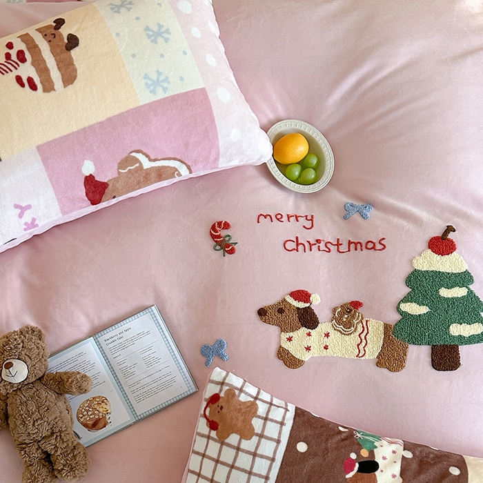 91家纺网 家纺一手货源 找家纺 桃子家居 2025新款A类毛巾绣立体数码印花可爱卡通圣诞印加绣加厚牛奶绒系列四件套 绒印加绣-粉粉腊肠小狗