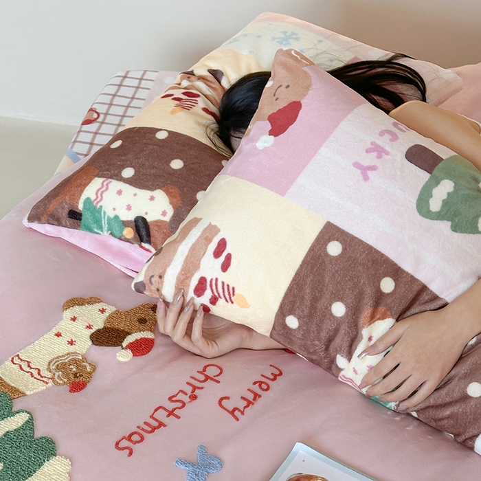 91家纺网 家纺一手货源 找家纺 桃子家居 2025新款A类毛巾绣立体数码印花可爱卡通圣诞印加绣加厚牛奶绒系列四件套 绒印加绣-粉粉腊肠小狗