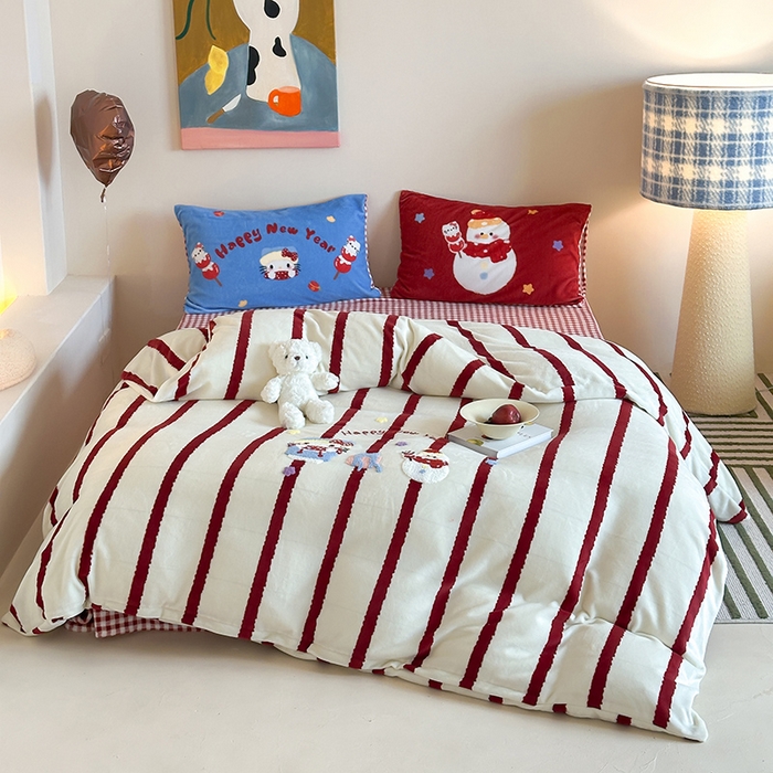 91家纺网 家纺一手货源 找家纺 桃子家居 2025新款A类毛巾绣立体数码印花可爱卡通圣诞印加绣加厚牛奶绒系列四件套 绒印加绣-福运猫咪