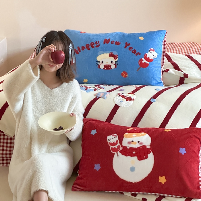 91家纺网 家纺一手货源 找家纺 桃子家居 2025新款A类毛巾绣立体数码印花可爱卡通圣诞印加绣加厚牛奶绒系列四件套 绒印加绣-福运猫咪