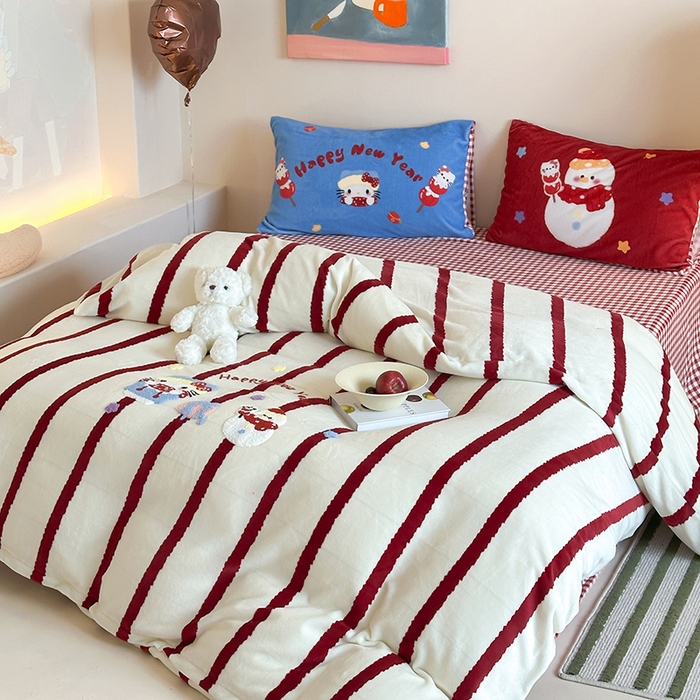 91家纺网 家纺一手货源 找家纺 桃子家居 2025新款A类毛巾绣立体数码印花可爱卡通圣诞印加绣加厚牛奶绒系列四件套 绒印加绣-福运猫咪