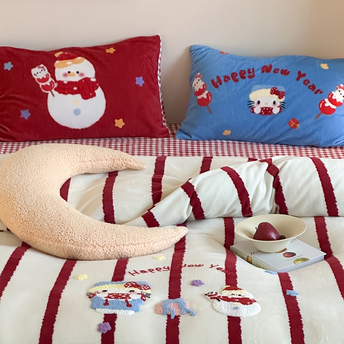 91家纺网 家纺一手货源 找家纺 桃子家居 2025新款A类毛巾绣立体数码印花可爱卡通圣诞印加绣加厚牛奶绒系列四件套 绒印加绣-福运猫咪