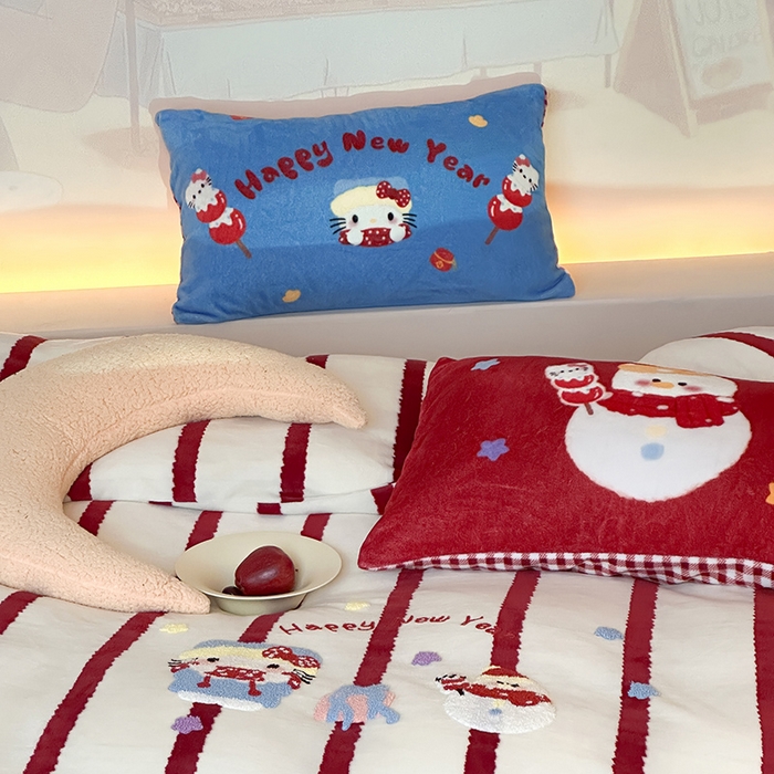 91家纺网 家纺一手货源 找家纺 桃子家居 2025新款A类毛巾绣立体数码印花可爱卡通圣诞印加绣加厚牛奶绒系列四件套 绒印加绣-福运猫咪
