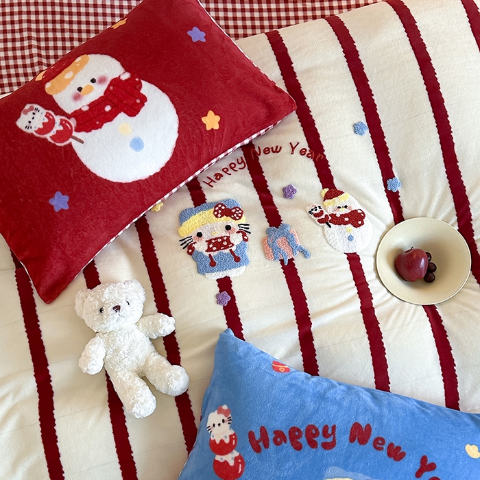 91家纺网 家纺一手货源 找家纺 桃子家居 2025新款A类毛巾绣立体数码印花可爱卡通圣诞印加绣加厚牛奶绒系列四件套 绒印加绣-福运猫咪