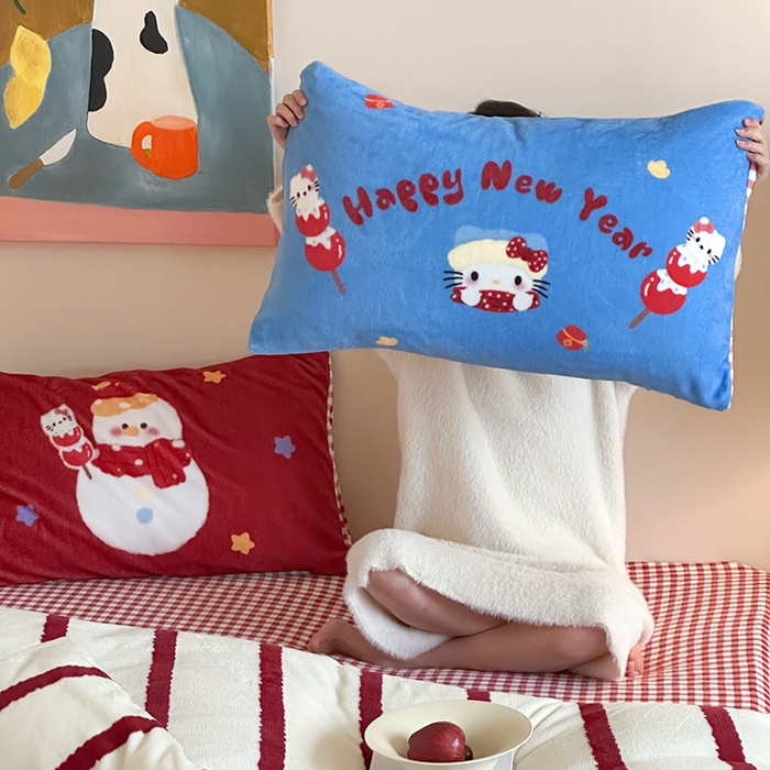 91家纺网 家纺一手货源 找家纺 桃子家居 2025新款A类毛巾绣立体数码印花可爱卡通圣诞印加绣加厚牛奶绒系列四件套 绒印加绣-福运猫咪