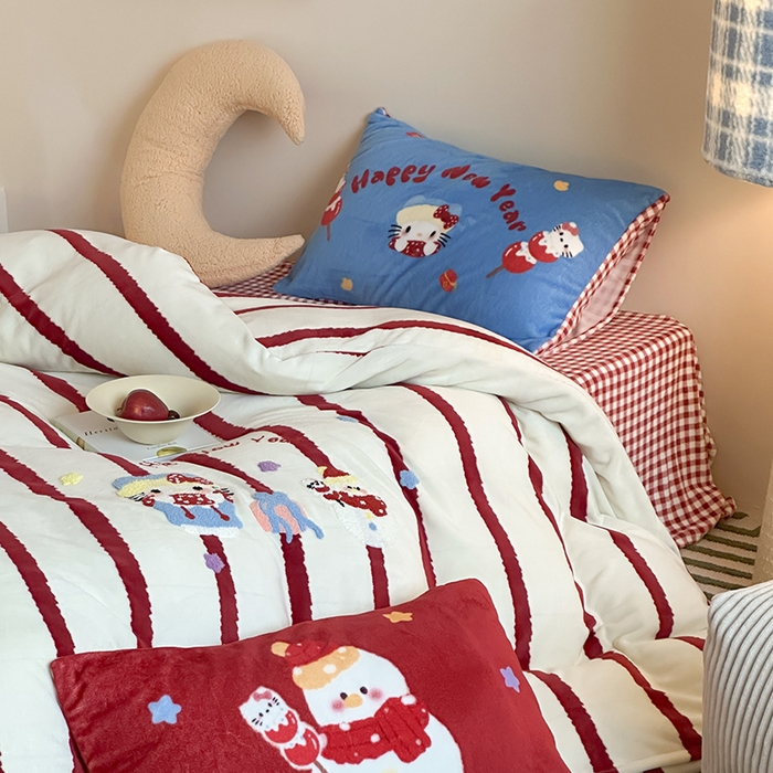 91家纺网 家纺一手货源 找家纺 桃子家居 2025新款A类毛巾绣立体数码印花可爱卡通圣诞印加绣加厚牛奶绒系列四件套 绒印加绣-福运猫咪