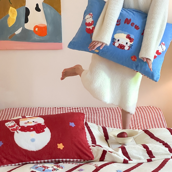 91家纺网 家纺一手货源 找家纺 桃子家居 2025新款A类毛巾绣立体数码印花可爱卡通圣诞印加绣加厚牛奶绒系列四件套 绒印加绣-福运猫咪