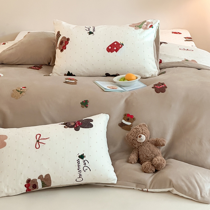 91家纺网 家纺一手货源 找家纺 桃子家居 2025新款A类毛巾绣立体数码印花可爱卡通圣诞印加绣加厚牛奶绒系列四件套 绒印加绣-咖咖圣诞小熊