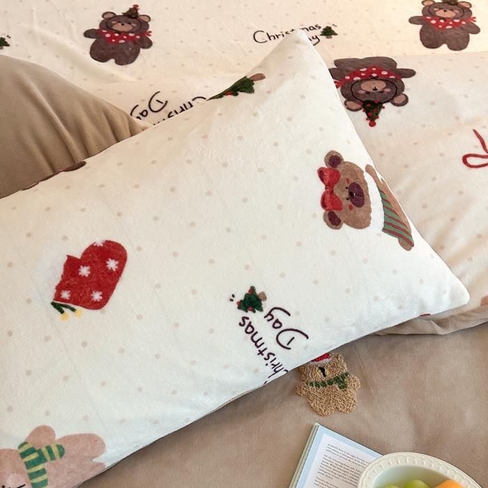 91家纺网 家纺一手货源 找家纺 桃子家居 2025新款A类毛巾绣立体数码印花可爱卡通圣诞印加绣加厚牛奶绒系列四件套 绒印加绣-咖咖圣诞小熊