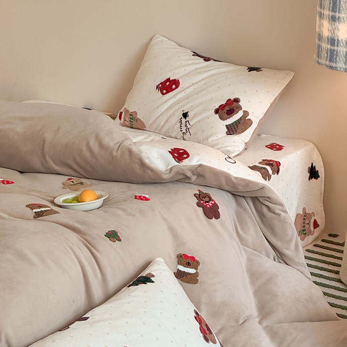 91家纺网 家纺一手货源 找家纺 桃子家居 2025新款A类毛巾绣立体数码印花可爱卡通圣诞印加绣加厚牛奶绒系列四件套 绒印加绣-咖咖圣诞小熊