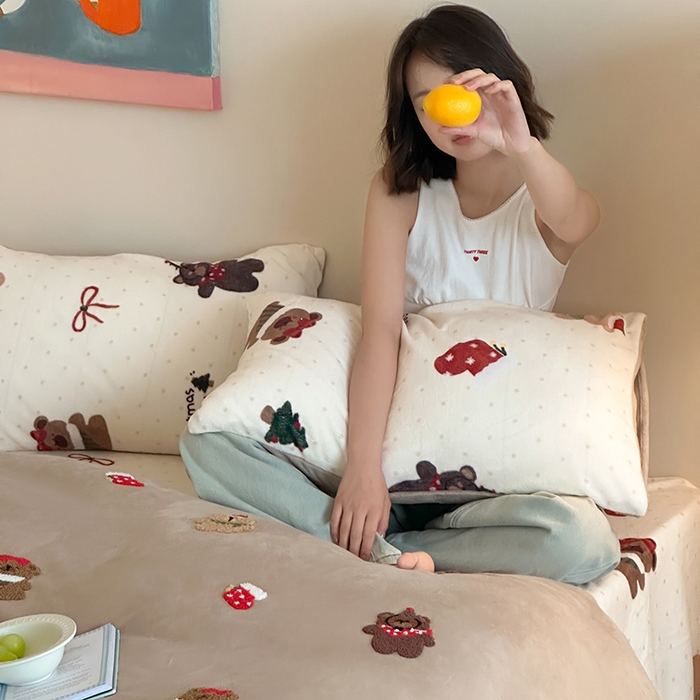 91家纺网 家纺一手货源 找家纺 桃子家居 2025新款A类毛巾绣立体数码印花可爱卡通圣诞印加绣加厚牛奶绒系列四件套 绒印加绣-咖咖圣诞小熊