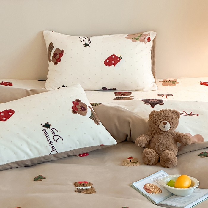 91家纺网 家纺一手货源 找家纺 桃子家居 2025新款A类毛巾绣立体数码印花可爱卡通圣诞印加绣加厚牛奶绒系列四件套 绒印加绣-咖咖圣诞小熊