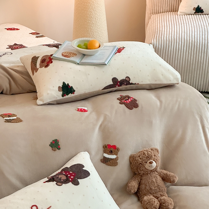 91家纺网 家纺一手货源 找家纺 桃子家居 2025新款A类毛巾绣立体数码印花可爱卡通圣诞印加绣加厚牛奶绒系列四件套 绒印加绣-咖咖圣诞小熊